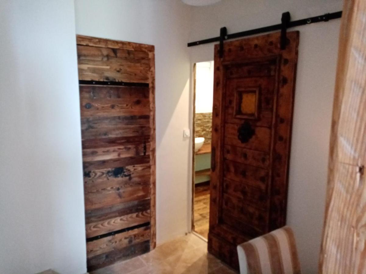 לינה וארוחת בוקר Saint-Maximin  L'Atelier מראה חיצוני תמונה